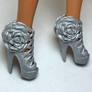 Silver colored Rose Doll Shoes